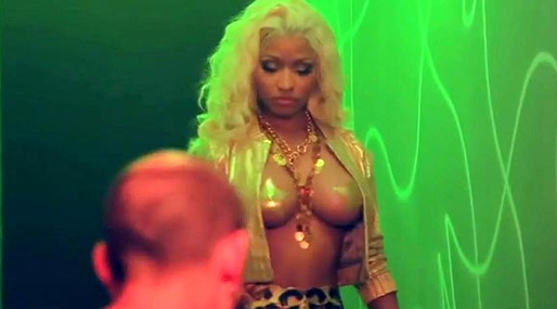 Nicki Minaj i videon till Freaks. 
